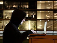 Read more about the article FBI “hốt” 24 hacker mua bán thẻ tín dụng “chùa”
