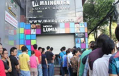 Lumia 900 tạo cơn sốt trong ngày bán hàng đầu tiên