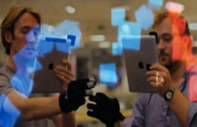 Găng tay ‘thần’ điều khiển iPad từ xa