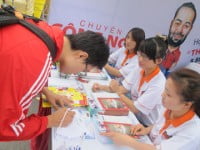 Gian hàng Hanoi-Aptech thu hút các bạn trẻ tại Đại học Bách Khoa