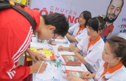 Gian hàng Hanoi-Aptech thu hút các bạn trẻ tại Đại học Bách Khoa