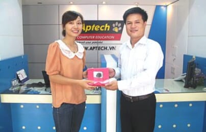 Cô gái trong niềm vui thắng giải cuộc thi ảnh “Sống động gam màu cùng Hanoi-Aptech”