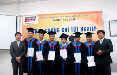 Hanoi-Aptech chúc mừng các tân cử nhân trong ngày tốt nghiệp