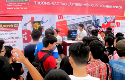 Hanoi – Aptech tạo dấu ấn riêng tại hội chợ sinh viên Đại học Kinh tế Quốc dân