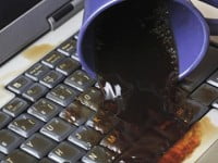 Cách “cấp cứu” cho laptop khi bị nước vào