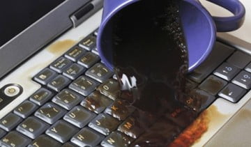 Read more about the article Cách “cấp cứu” cho laptop khi bị nước vào