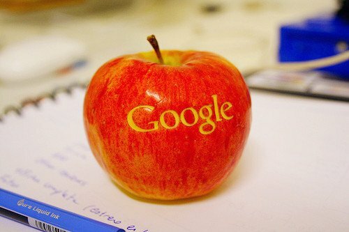 Apple và Google bất ngờ thân thiết, chấm dứt cuộc chiến bản quyền-1