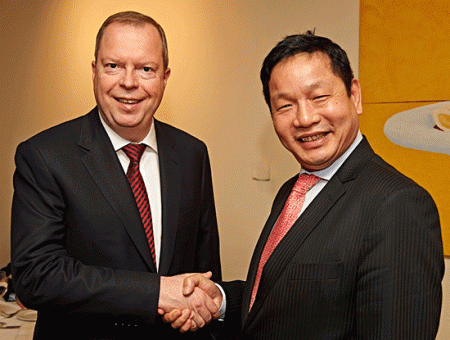 Trương Gia Bình Chủ tịch FPT ký kết thỏa thuận tại Berlin