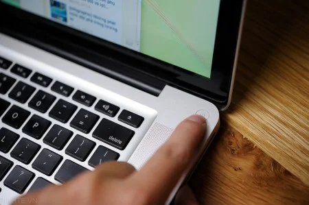 Sơ cứu laptop khi bị nước vào, bạn đã biết?-1
